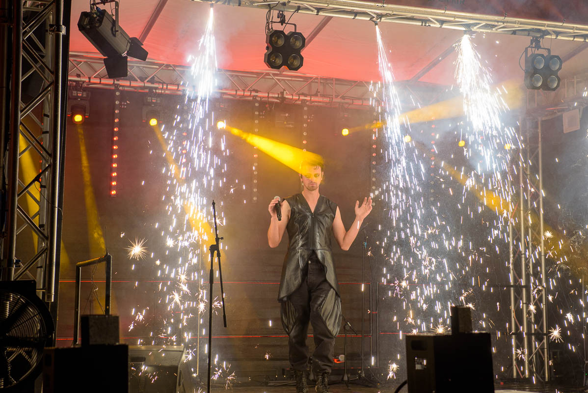 Spanger Open Air Das Rockige Elektronische Open Air Konzert an 2 Tagen 13.09. bis 14.09. 2024 in Spangdahlem an der Scheuermühle De Schapp. Max Groß MG Tribute Rammstein mit super Pyrotechnik und Feuershow. In gemütlicher Atmosphäre auf einem abgelegenen Bauernhof im Wald. Wer es rockiger mag ist hier richtig platziert für mal die lokalen Band kennenzulernen.