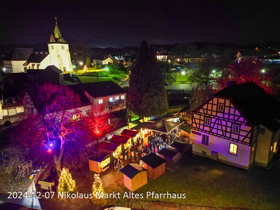 Kelberg hat ein Nikolaus Markt. Am 2. Advent wurde hier viele Kleinigkeiten ausgestellt für die Weihnachtzeit. Aber auch Essen und Musik, Tiere warme Getränke. Das es doch so gemütlich war trotz Regen und Kälte doch zu verbleiben.