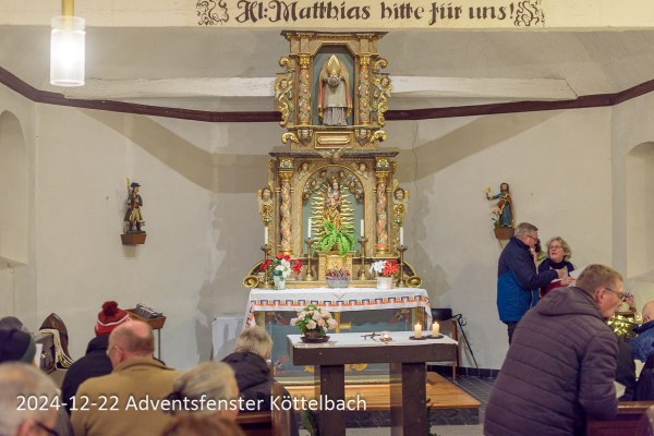 Im Ortsteil Köttelbach von Kelberg war diesmal das Adventsfenster. Wieder mit Vorträgen und Gesang von den Martinssängern aus Köttelbach.