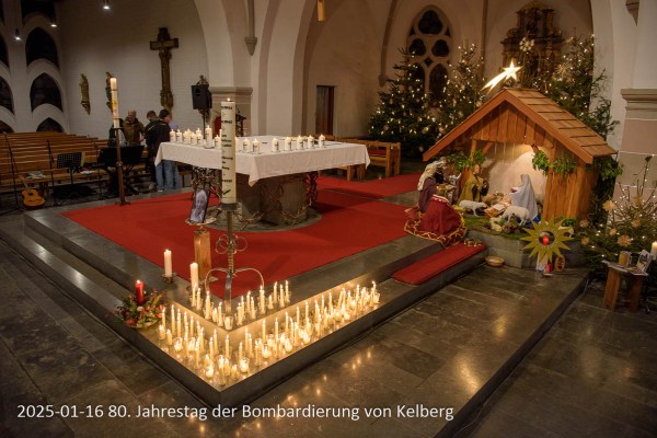 Zum 80. Jahrestag der Bombardierung in Kelberg wurde allen Opfern dieses grausamen Krieges gedacht. Beginnend am Markplatz mit einer Ansprache des Ortsbürgermeisters Michael Hoffmann und Kranzniederlegung. Anschließenden Gang vorbei an Bildern dieser Epoche von den Gebäuden in diesem Ort. Auch die historischen Bilder der Zerstörten Ortschaft wurden positionsgenau groß ausgestellt. In der Kirche wurde begleitent zur Messe Erzählugen und Bilder zum Krieg im Ort vorgetragen.
