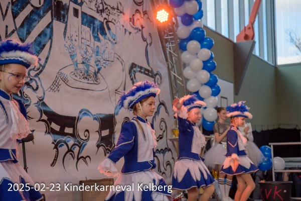 Wie jedes Jahr richtet der KVK Kelberg eine Woche vor dem Großen Umzug den Kinderkarneval aus in der Kelberger wunderschönen Hochkelberghalle neben dem Schwimmbad aus. Die Show war mit 13 Tanzgruppen aus der nahen und weiten Umgebung wie Gerolstein. Dazu noch eine Zirkusshow und natürliche Essen und Trinken, süß und auch herzhaft.