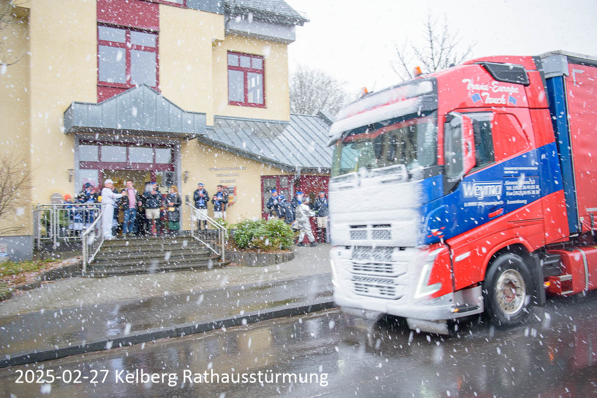 Die Rathausstürmung in Kelberg. Ist der Anfang der Jeckentage. Früher von den Möhnen heute den Stadtsoldaten stürmen das Rathaus mit Kanonen, Gewehren und UffTata (Musik) Bekommen nach langen Ringen den Rathausschlüssel überreicht. Von dann an haben die Karnevalsiten die Macht über das Rathaus.