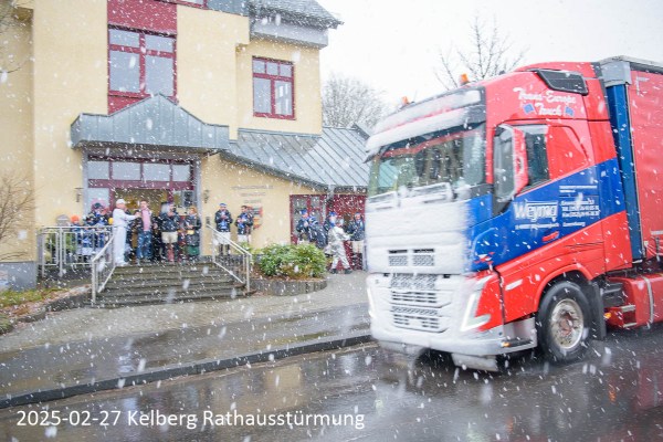 Die Rathausstürmung in Kelberg. Ist der Anfang der Jeckentage. Früher von den Möhnen heute den Stadtsoldaten stürmen das Rathaus mit Kanonen, Gewehren und UffTata (Musik) Bekommen nach langen Ringen den Rathausschlüssel überreicht. Von dann an haben die Karnevalsiten die Macht über das Rathaus.