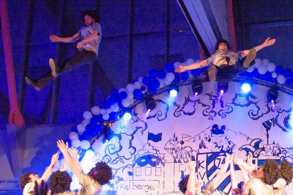 WeiberDonnerstag im Eifeldorf Kelberg. Nach der Rathausstürmung ab in die KelbergArena zum Partyfeiern. Hier sieht man noch Paar echte Möhnen und sonst die Jecken. Die verschiedenen Darbietungen zeigten ein Tänzerisches Unterhaltungsprogramm im Karnval. Mit Tanzgarden die die Blue Diamonds, Blue Ladies, Duo´s und Tanz Mariechen. Danach dann die MännerBalletts und die Tanzgruppe Fly High aus Wershofen. Eine Absulute spitzen Gruppe im Showtanz mit 21 Tänzerinnen. Das war ein toller Abend den Karneval zu Feiern mit Musik von de Wömbe Jonge, Tanz, Unterhaltung und viel Akrobatik mit Hebefiguren. Kelberg ist immer eine Reise wert.