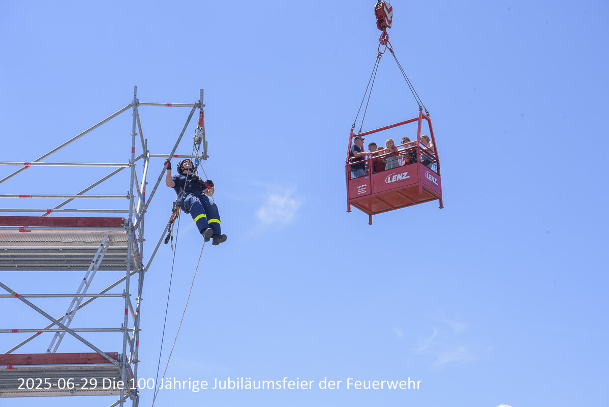 100 Jahr Feier der Feuerwehr Kelberg. DIe Feuerwehren der Gesamten VG mit Fahrzeugen war da. Und viele Neugierige die mal sehen wollten wer Sie rausschneidet, verschlosse Tür öffnet und so vieles mehr