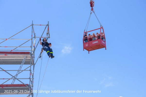 100 Jahr Feier der Feuerwehr Kelberg. DIe Feuerwehren der Gesamten VG mit Fahrzeugen war da. Und viele Neugierige die mal sehen wollten wer Sie rausschneidet, verschlosse Tür öffnet und so vieles mehr