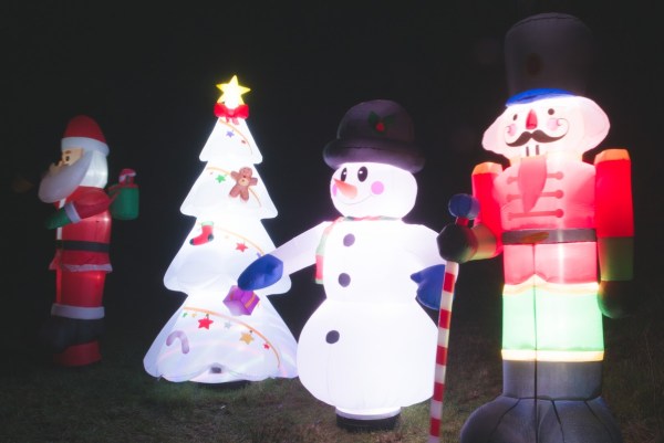 2025-12-06 Lichterzauber Rundweg sehr schöne Veranstaltung mit Illuminierung. Bäume, Hütten, Rehe wurden bunt angestrahlt. Das alles auf einem Pfad üner Wiesen und Feldwegen. Viele Besucher waren dabei auch bei der kalte nassen Witterung.