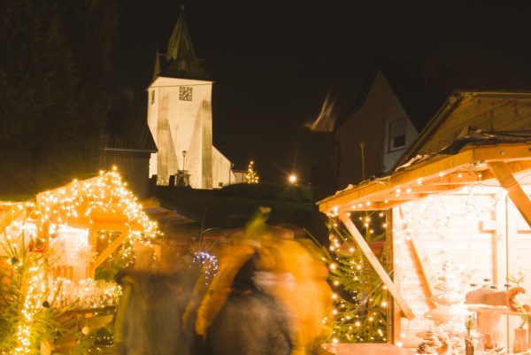 2025-12-06 Nikolausmarkt Kelberg schukeliger kleiner Weihnachtsmarkt zwischen dem Alten Pfarrhaus und der Kirche. Kleine Stände mit toller Beleuchtung und tollen Sachen. Duft von Glühwein und Lagerfeuer und Würstchen.