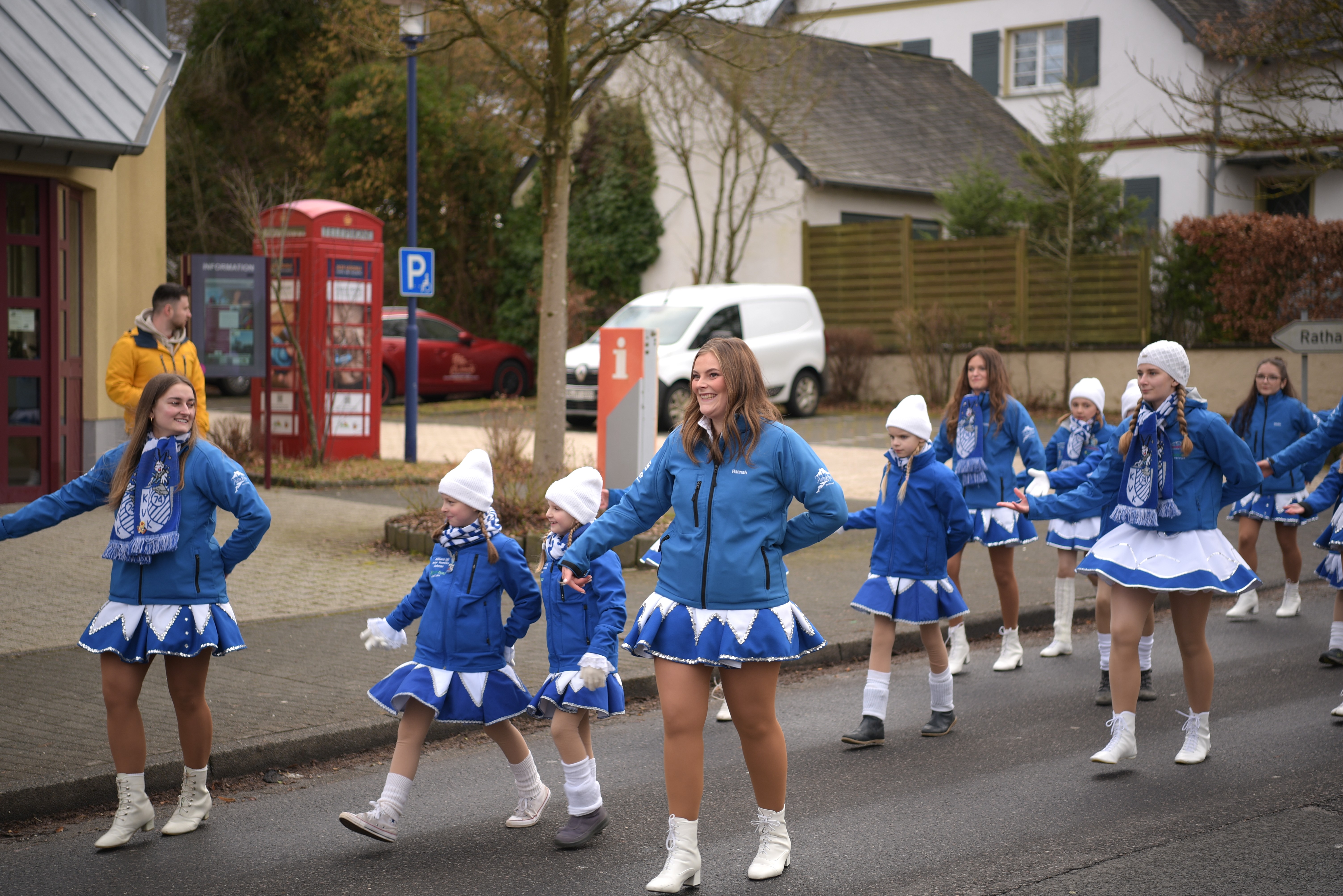 Kelberg und der Karneval heute der Weiberdonnerstag als Startpunkt. Es beginnt immer mit der Rathaus Stürmung um 16:11 Uhr. Und der Schlüssel übergabe vom Amtgebäude.